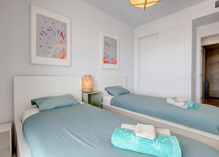 Estepona Place - Spacious Family City Apartment